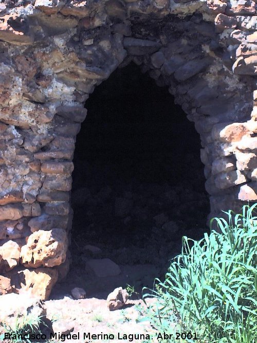 Castillo de Ero - Castillo de Ero. Puerta de arco apuntado a ras del suelo