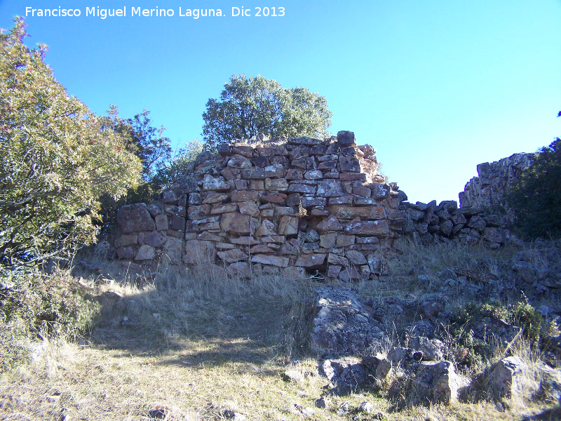 Castillo de Torre Alver - Castillo de Torre Alver. Muralla a extramuros con saeteras, a la derecha estara la puerta de entrada