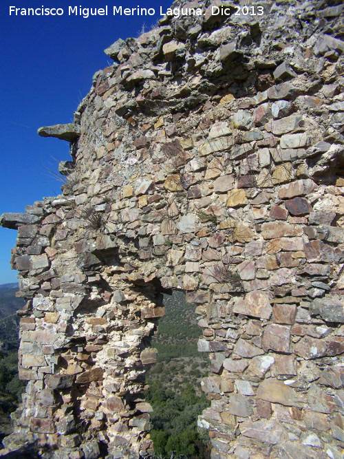 Castillo de Torre Alver - Castillo de Torre Alver. Muro de la Torre del Homenaje a intramuros