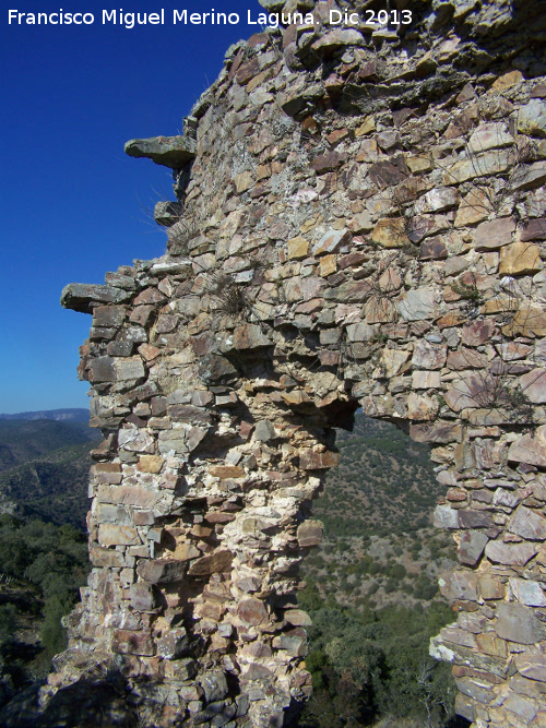 Castillo de Torre Alver - Castillo de Torre Alver. Muro de la Torre del Homenaje a intramuros