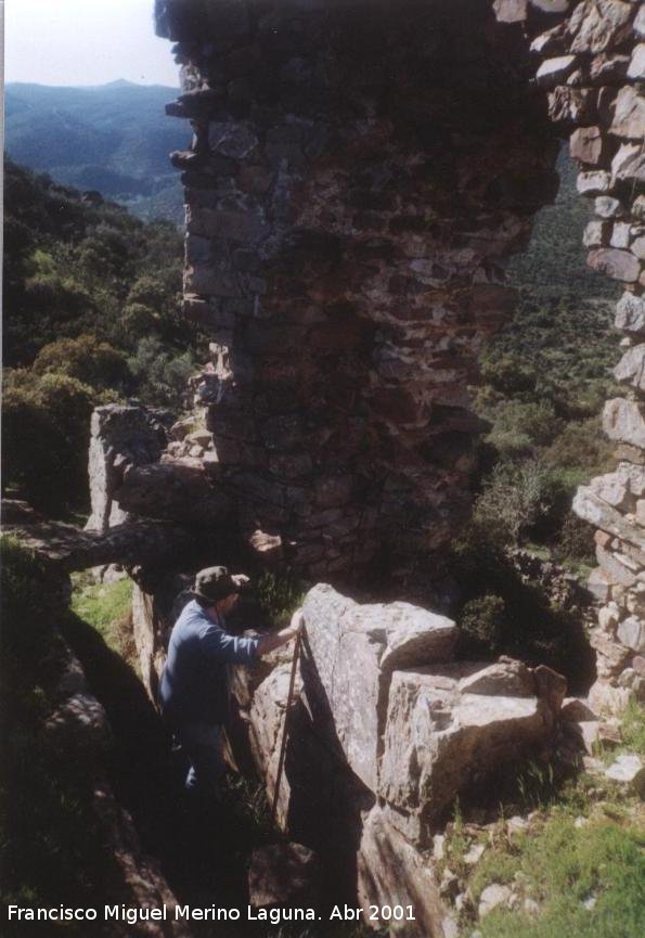 Castillo de Torre Alver - Castillo de Torre Alver. Puerta de acceso a la torre del Homenaje