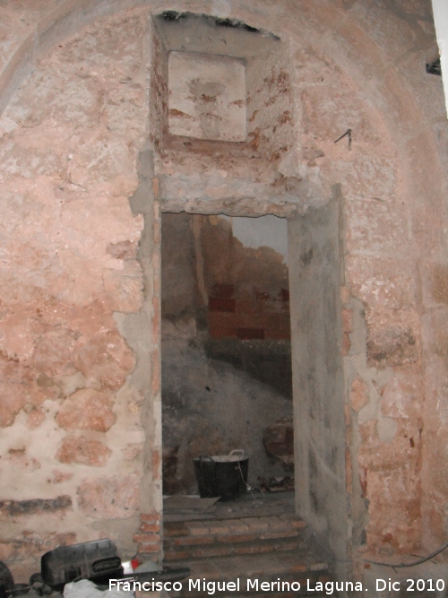 Iglesia de San Juan Bautista - Iglesia de San Juan Bautista. Puerta y arco encontrados tras las escaleras del coro