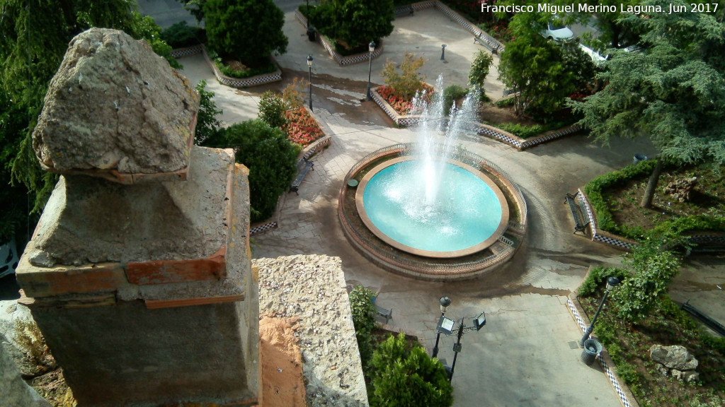 Fuente de la Plaza de la Iglesia - Fuente de la Plaza de la Iglesia. Pinculo y fuente