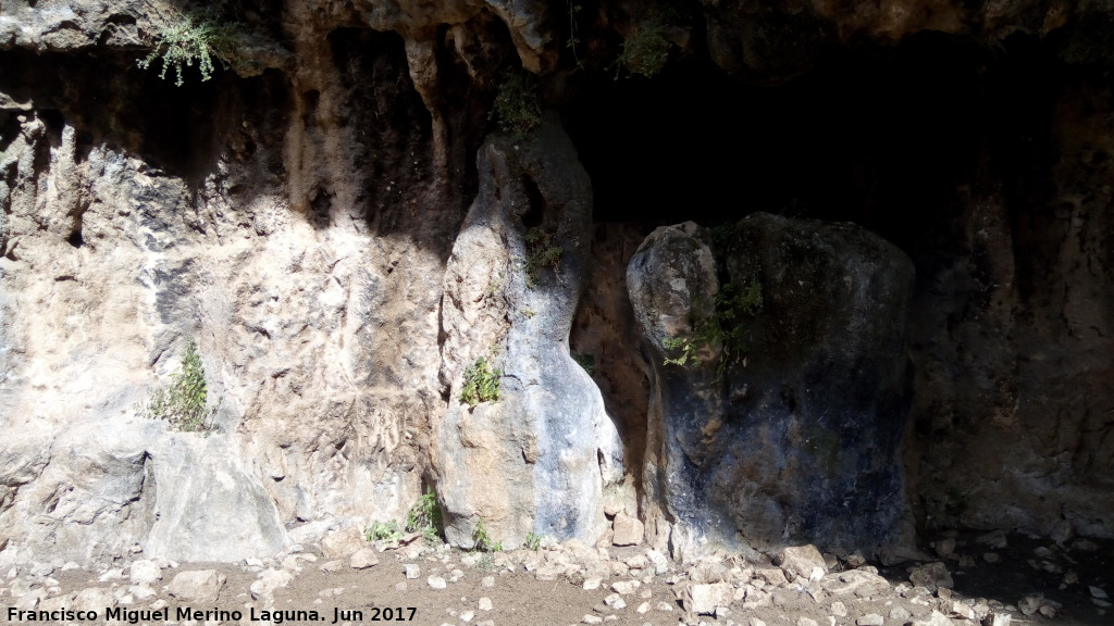 Abrigo de El Toril - Abrigo de El Toril. Sombra del solsticio en la Muela