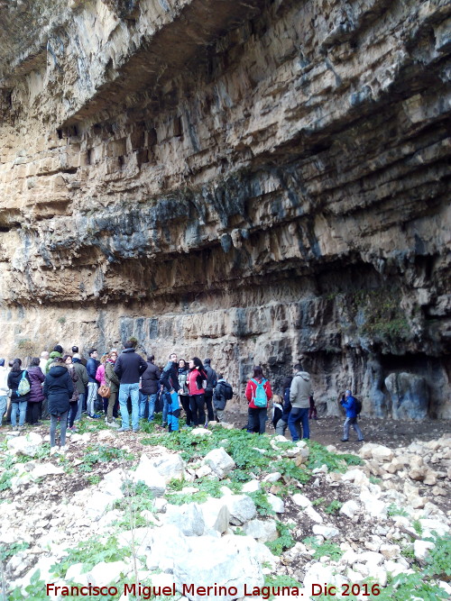 Abrigo de El Toril - Abrigo de El Toril. Grupo de personas para contemplar el solsticio