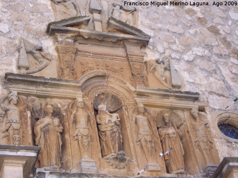 Iglesia de la Asuncin - Iglesia de la Asuncin. Hornacinas y frontn de la portada