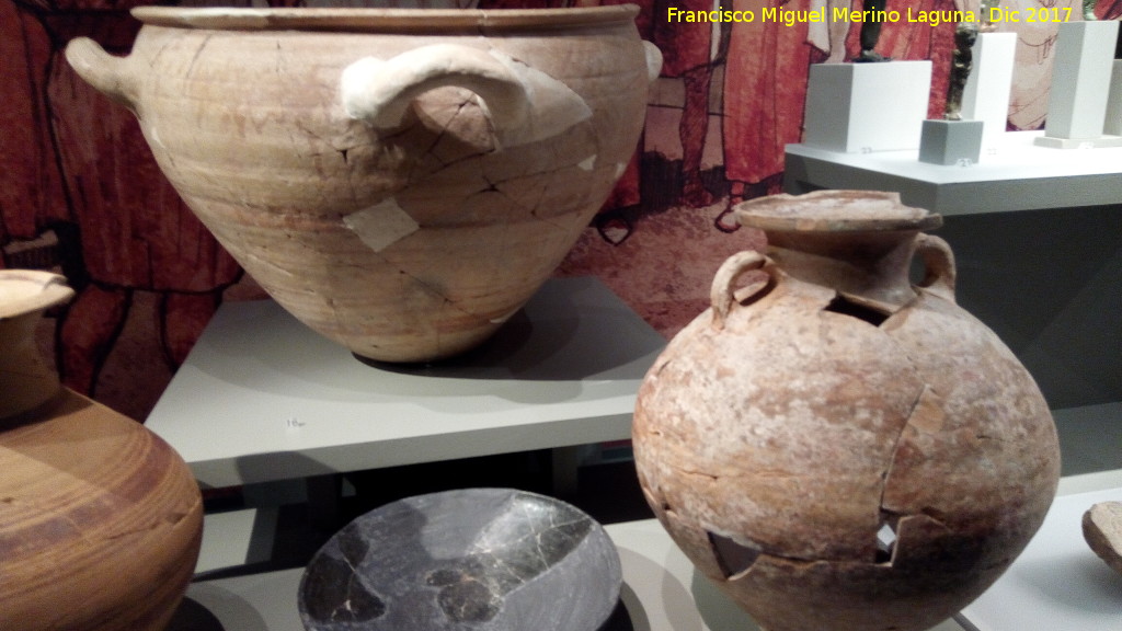 Hipogeo de Hornos de Peal - Hipogeo de Hornos de Peal. Gran vaso hemiesfrico con cuatro asas, urna cineraria femenina. Museo Ibero de Jan