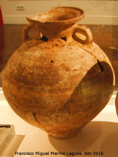 Hipogeo de Hornos de Peal - Hipogeo de Hornos de Peal. Urna funeraria globular con asas femenina de la primera mitad del siglo VI a.C. Museo Provincial de Jan