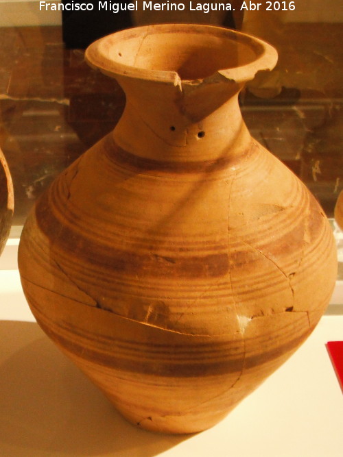 Hipogeo de Hornos de Peal - Hipogeo de Hornos de Peal. Urna funeraria masculina de bandas rojas. Segunda mitad del siglo VI-V a.C. Museo Provincial de Jan
