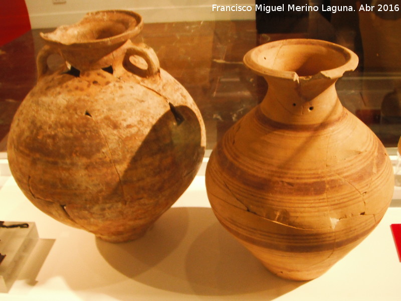 Hipogeo de Hornos de Peal - Hipogeo de Hornos de Peal. Urnas cenerarias. Museo Provincial de Jan