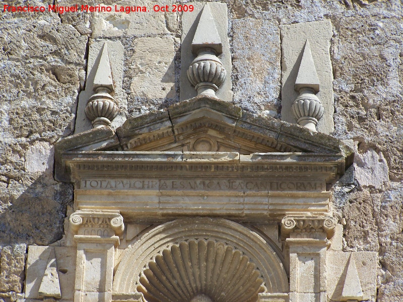 Iglesia de la Santa Cruz - Iglesia de la Santa Cruz. Inscripcin bajo el frontn