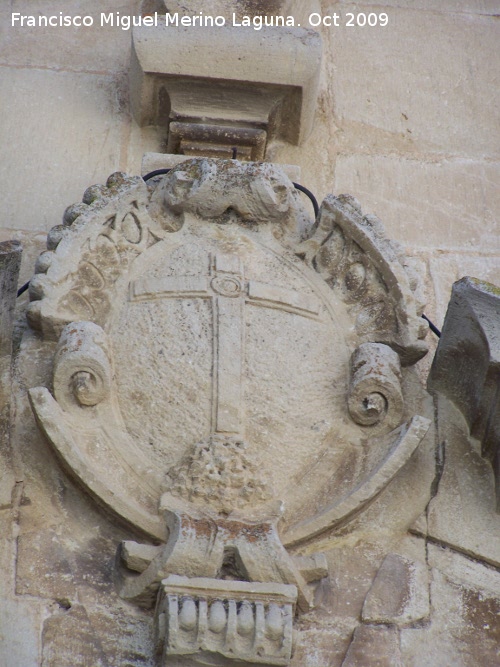 Iglesia de la Santa Cruz - Iglesia de la Santa Cruz. Escudo de la Santa Cruz en la portada lateral