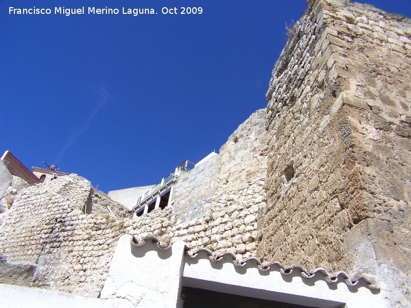 Castillo de las Peuelas - Castillo de las Peuelas. Muralla que parte del torren rectangular