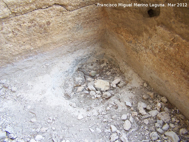 Fortaleza natural de la Pea de los Buitres - Fortaleza natural de la Pea de los Buitres. Uno de los dos huecos donde caa el agua de lluvia para llenar el aljibe