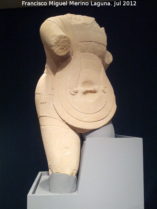 Cerrillo Blanco - Cerrillo Blanco. Guerrero con caetra sobre el vientre. Museo Provincial
