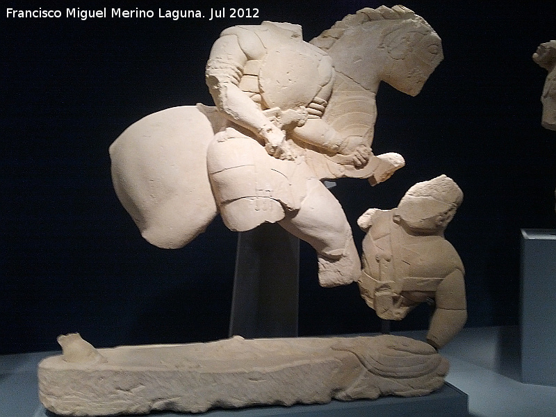Cerrillo Blanco - Cerrillo Blanco. Jinete atravesando con su lanza al enemigo caido. Museo Provincial