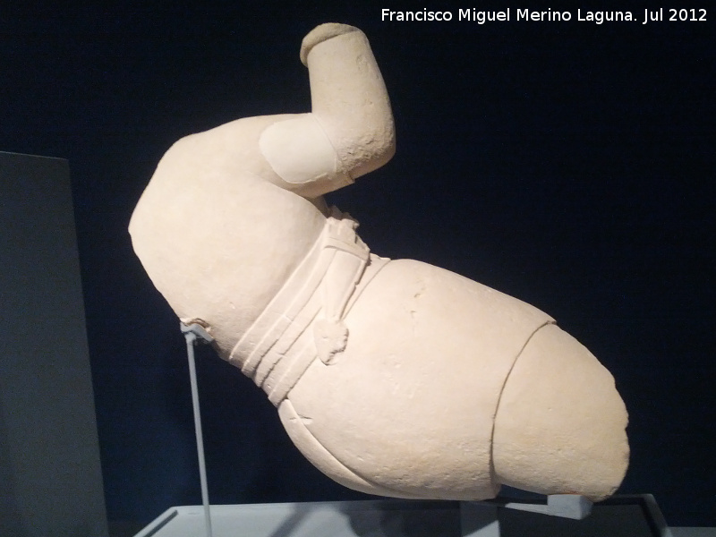 Cerrillo Blanco - Cerrillo Blanco. Guerrero asido por la mueca. Museo Provincial