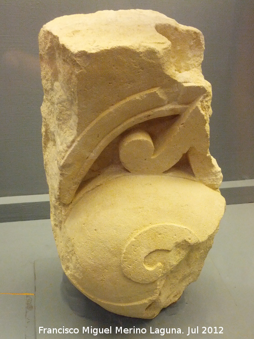 Cerrillo Blanco - Cerrillo Blanco. Casco de guerrero con cimera. Museo Provincial