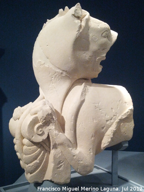 Cerrillo Blanco - Cerrillo Blanco. Gripho, palmeta y serpiente. Museo Provincial