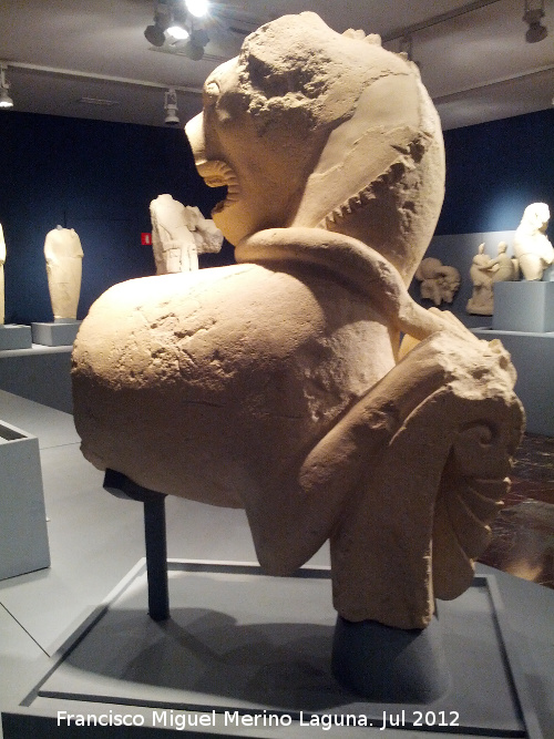 Cerrillo Blanco - Cerrillo Blanco. Gripho, palmeta y serpiente por su parte trasera. Museo Provincial