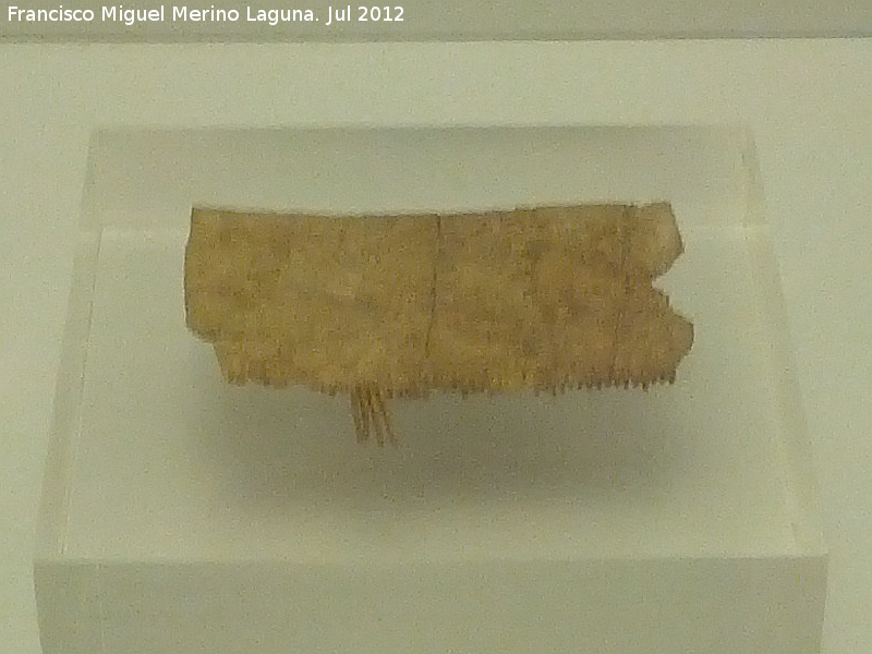 Cerrillo Blanco - Cerrillo Blanco. Peine de marfil. Tumba masculina n 14. Periodo orientalizante 700 - 601 a.C. Museo Provincial