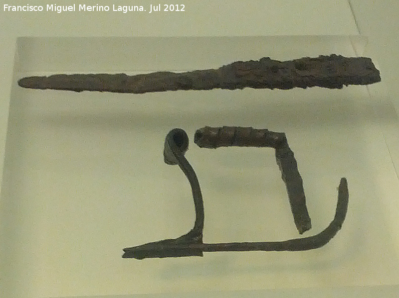 Cerrillo Blanco - Cerrillo Blanco. Cuchillo de hierro y fbula de doble espiral de bronce. Tumba masculina 19. Periodo Orientalizante 700-601 a.C. Museo Provincial