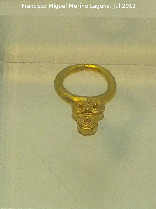 Cerrillo Blanco - Cerrillo Blanco. Colgante de oro ibrico. Periodo Orientalizante 700-601 a.C. Museo Provincial