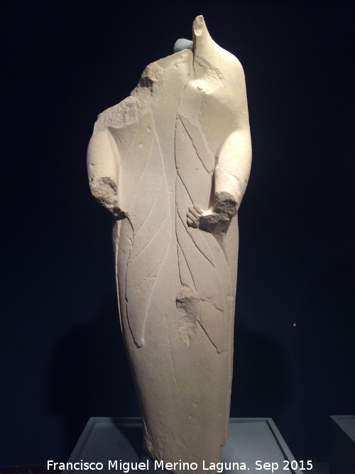 Cerrillo Blanco - Cerrillo Blanco. Mujer con ave. Museo Provincial