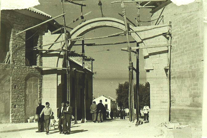 Arco de la Villa - Arco de la Villa. Levantando el actual Arco (1952)