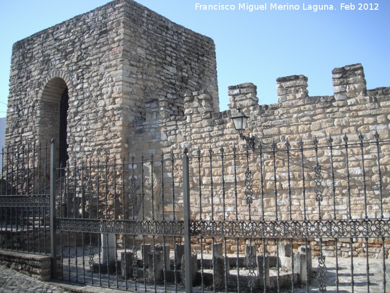 Castillo de Porcuna - Castillo de Porcuna. Torren y lienzo de muralla