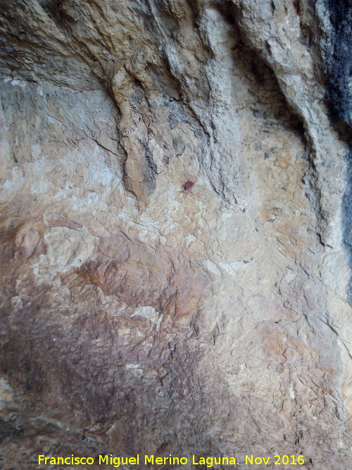 Pinturas rupestres de las Cuevas del Curro Abrigo II - Pinturas rupestres de las Cuevas del Curro Abrigo II. Pared donde se encuentra la pintura