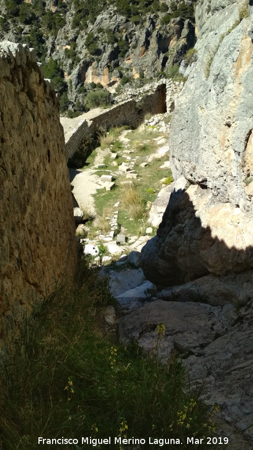 Castillo de Tscar - Castillo de Tscar. Bajada de la torre al patio de armas