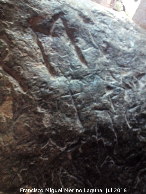 Cueva del Agua - Cueva del Agua. Cruces talladas en la roca