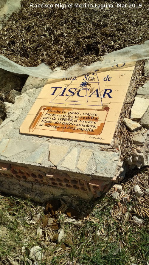 Santuario de Tscar - Santuario de Tscar. Placa en el antiguo cementerio