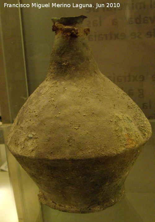 Villa Romana de Bruel - Villa Romana de Bruel. Botella de metal siglos II-IV d.C. Museo Provincial de Jan