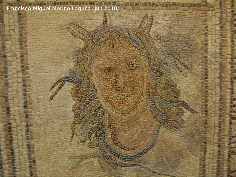 Villa Romana de Bruel - Villa Romana de Bruel. Mosaico romano, busto de Thetis con patas de cangrejo en la cabeza y serpiente en el cuello. Museo Provincial de Jan