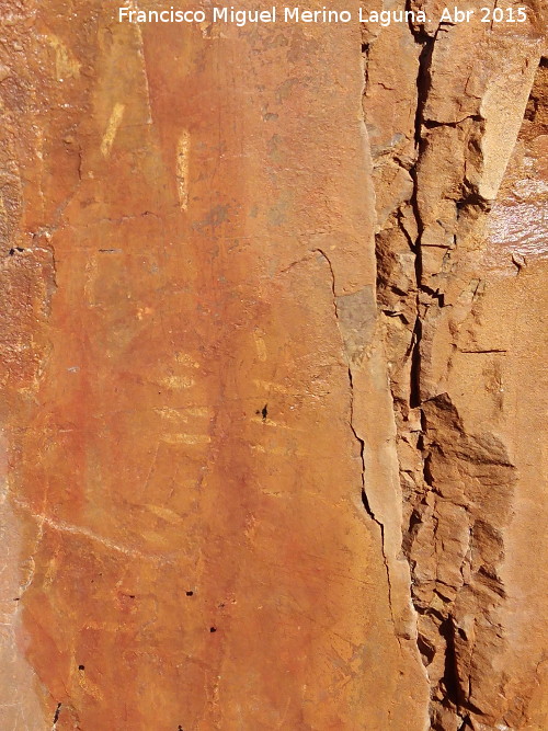 Pinturas rupestres del Abrigo de la Cueva del Santo Grupo II - Pinturas rupestres del Abrigo de la Cueva del Santo Grupo II. Antropomorfo rojo con rayas blancas