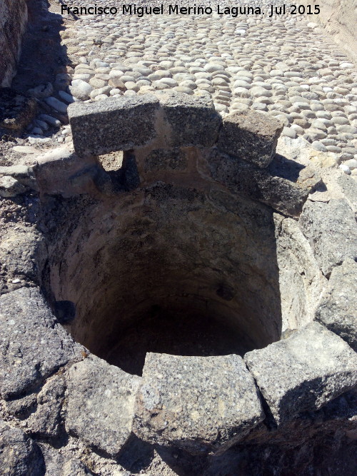 La Mota. Palacio de los Abades - La Mota. Palacio de los Abades. Pozo