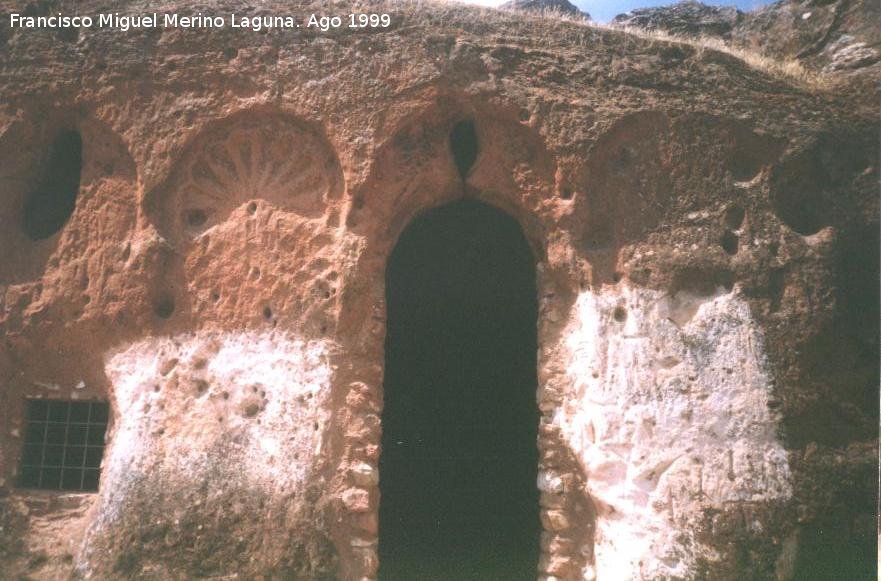 Oratorio visigodo de Valdecanales - Oratorio visigodo de Valdecanales. Entrada a la baslica