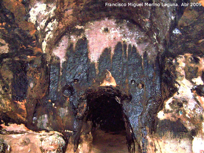 Oratorio visigodo de Valdecanales - Oratorio visigodo de Valdecanales. Bveda de can central con la puerta a su habitculo