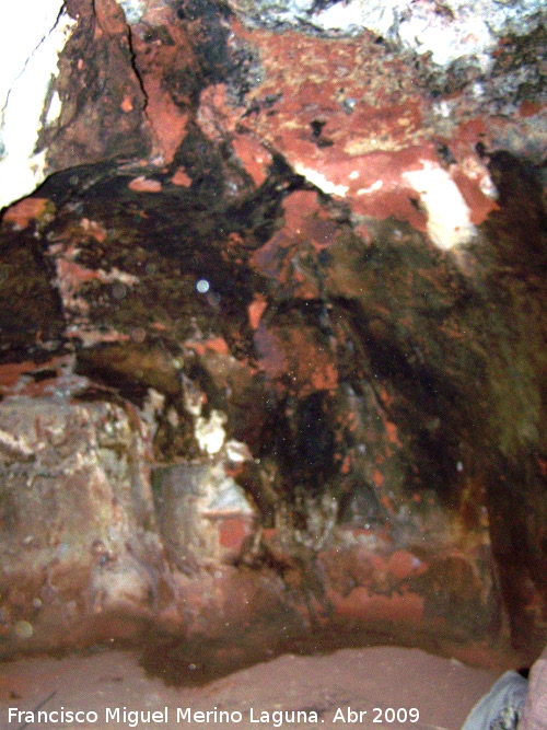Oratorio visigodo de Valdecanales - Oratorio visigodo de Valdecanales. Cueva a la derecha de la baslica que pudo ser utilizada como baptisterio.