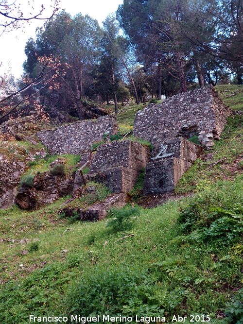 Fuente del Barranco de la Niebla - Fuente del Barranco de la Niebla. Construcciones por encima de la fuente