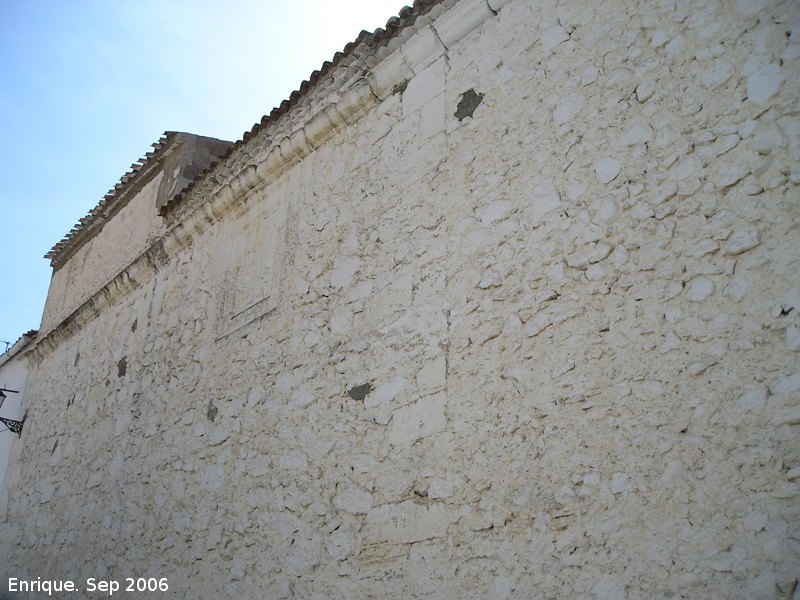 Iglesia de Santiago Apostol - Iglesia de Santiago Apostol. Muros donde se aprecia una ventana cegada y una esquina de soga y tizn de la antigua construccin