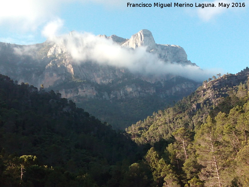 Banderillas - Banderillas. Asomando entre las nubes el Tozal del Banderillas