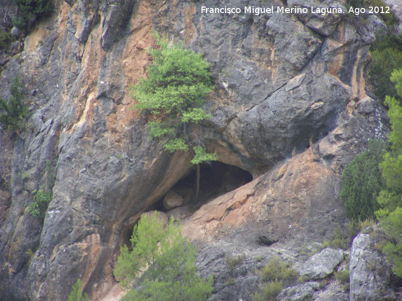 Pantano de la Vieja - Pantano de la Vieja. Cueva