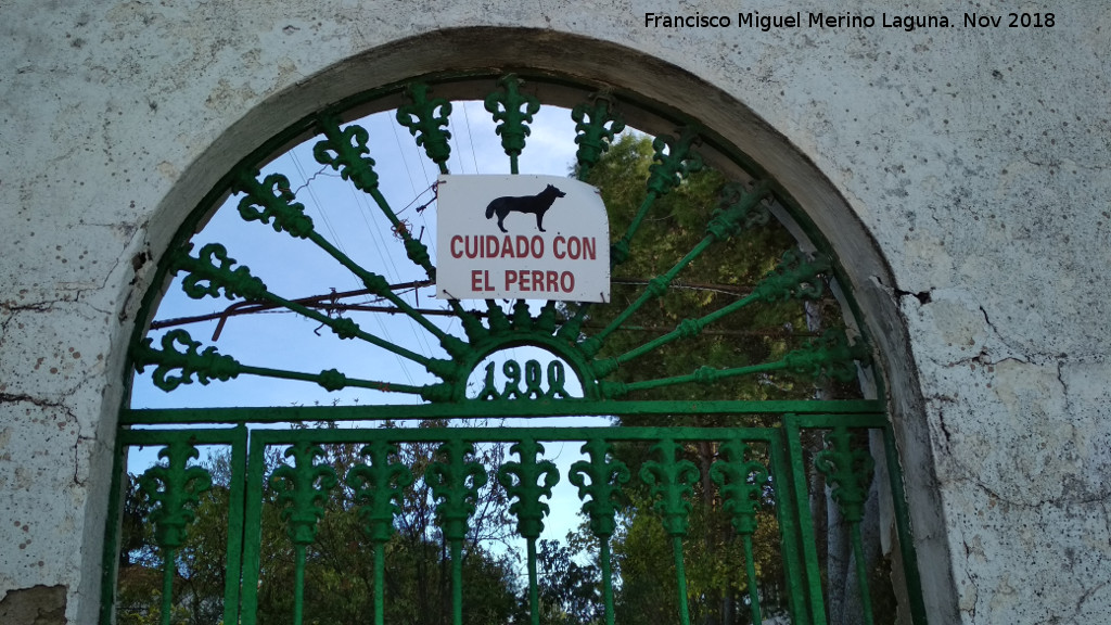 Casera El Abuelo - Casera El Abuelo. Puerta trasera con el ao 1900