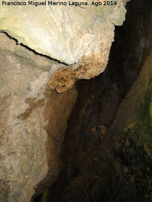 Cueva del Agua de La Toba - Cueva del Agua de La Toba. Formaciones rocosas