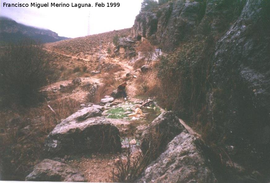 Cueva del Agua de La Toba - Cueva del Agua de La Toba. Sendero de la cueva