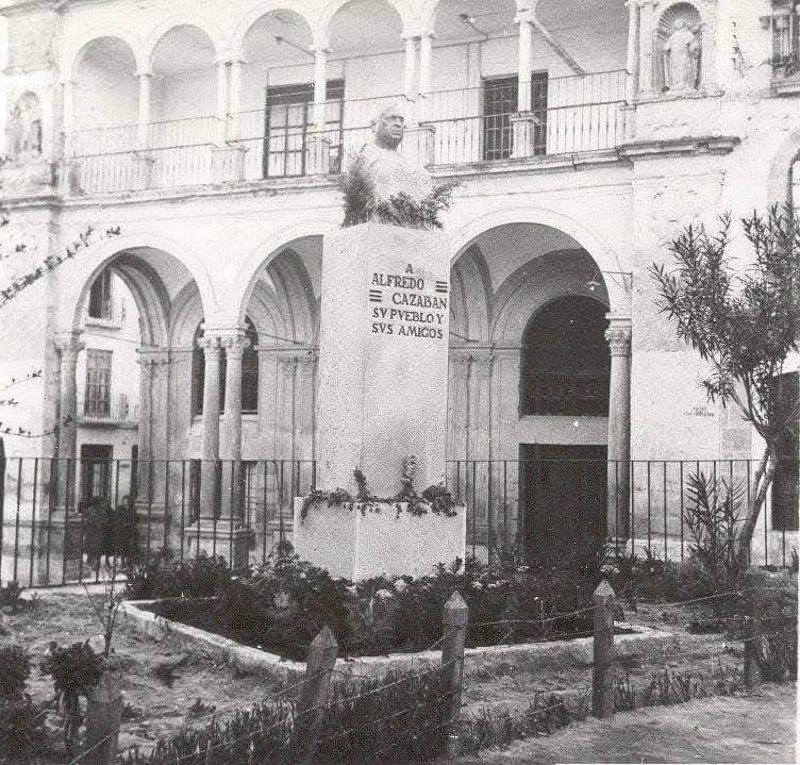 Alfredo Cazabn Laguna - Alfredo Cazabn Laguna. Antiguo monumento en beda. Foto antigua