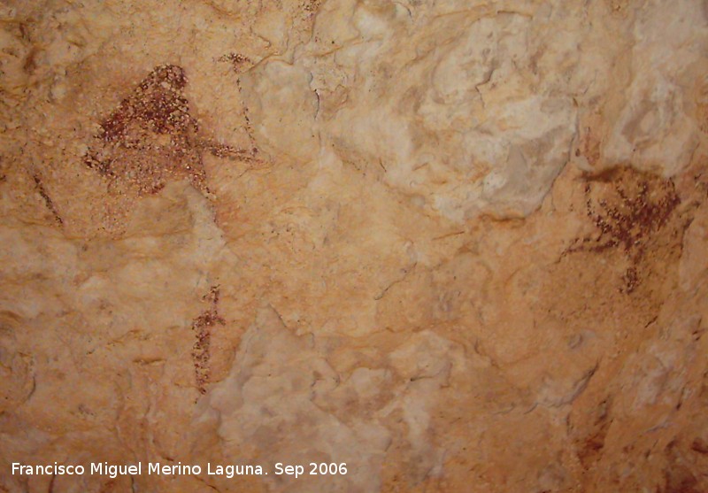 Pinturas rupestres del Abrigo de la Caada de la Cruz - Pinturas rupestres del Abrigo de la Caada de la Cruz. Arquero principal esperando con su arco al primer ciervo